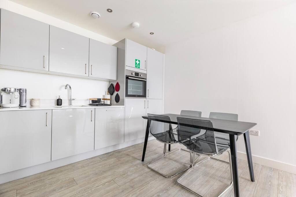 Stylish & Comfortable Top-Floor Flat In Harrow Londres Exterior foto