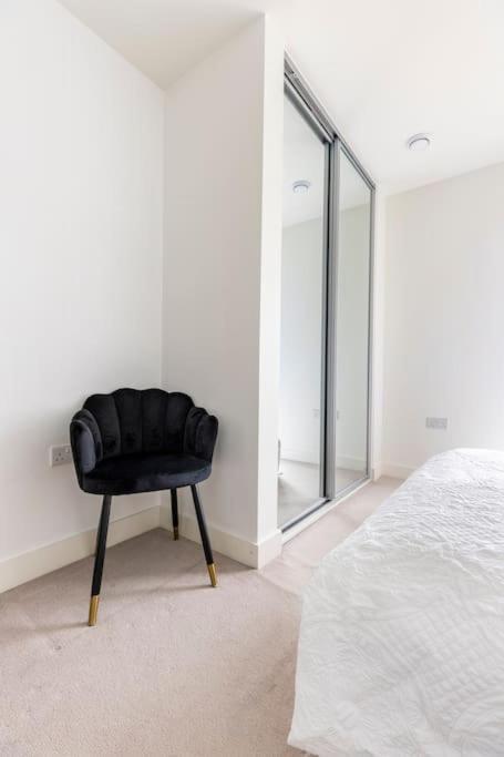 Stylish & Comfortable Top-Floor Flat In Harrow Londres Exterior foto