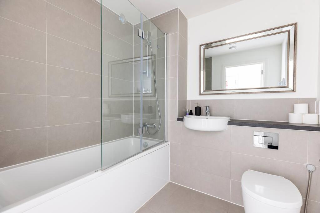 Stylish & Comfortable Top-Floor Flat In Harrow Londres Exterior foto