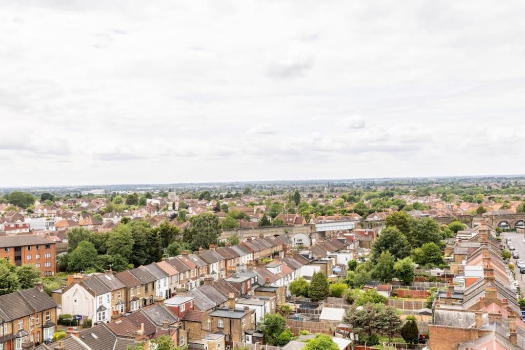 Stylish & Comfortable Top-Floor Flat In Harrow Londres Exterior foto