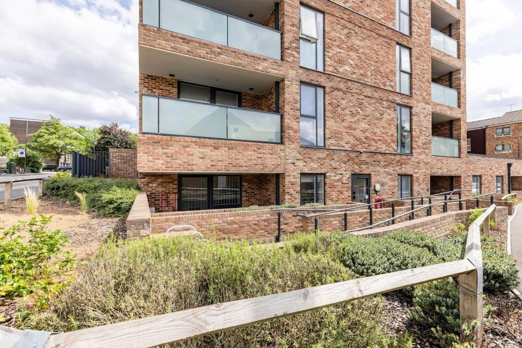 Stylish & Comfortable Top-Floor Flat In Harrow Londres Exterior foto